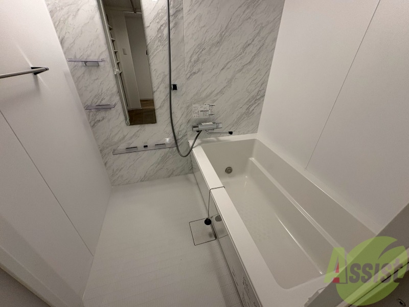 バス・シャワールーム　お風呂です。広々したバスでゆっくりくつろげます。