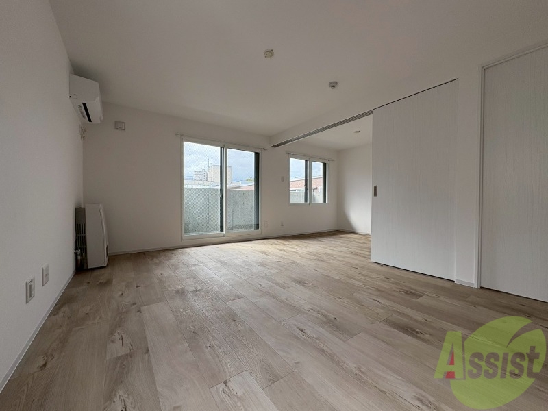 居室・リビング　フローリングや壁の色がお洒落な印象のリビングです。