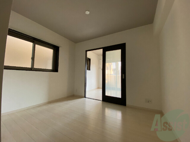 居室・リビング　こちらが８．５帖のリビングになります。奥には寝室があります。