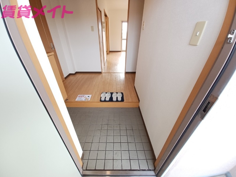 玄関　同物件別部屋（反転）写真