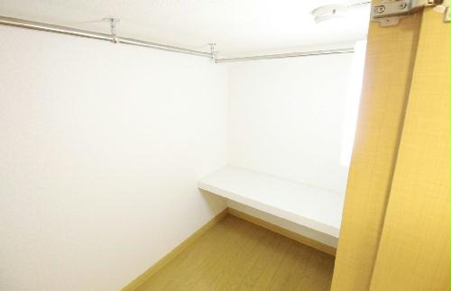 収納　ベッド下に大きなクローゼットがあります。