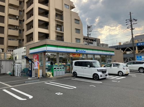 コンビニ　ファミリーマート 港築地口店（コンビニ）まで445m