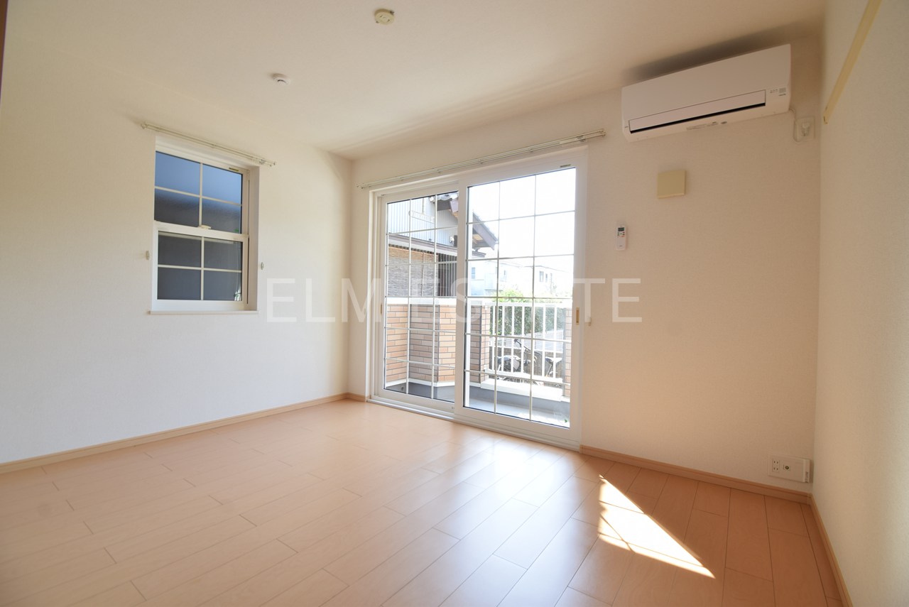 居室・リビング　南西向きで陽当たりさんさん♪快適エアコン付き☆