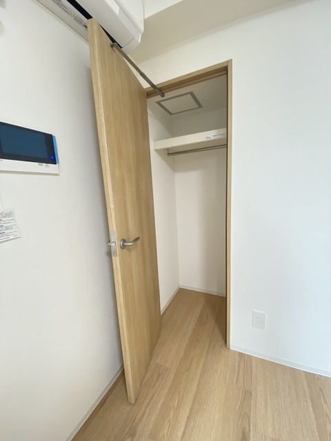 収納　ロングコート・ワンピースがかけられる縦長収納です！