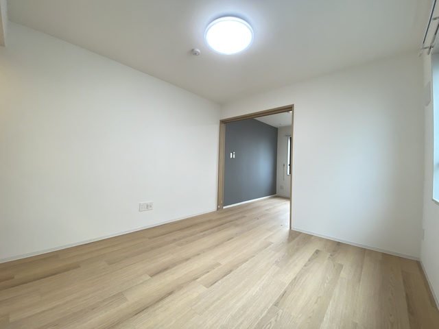 居室・リビング　自由に家具を配置できる広々としたリビングです♪