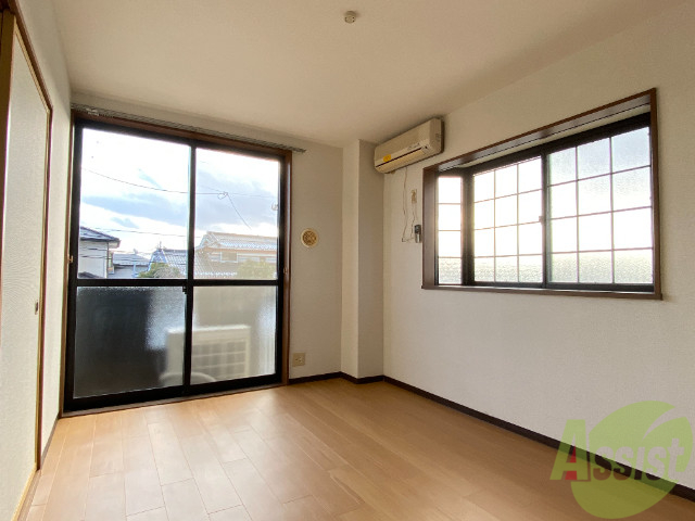 居室・リビング　開放感のあるお部屋ですね。陽当たりもいいですね。