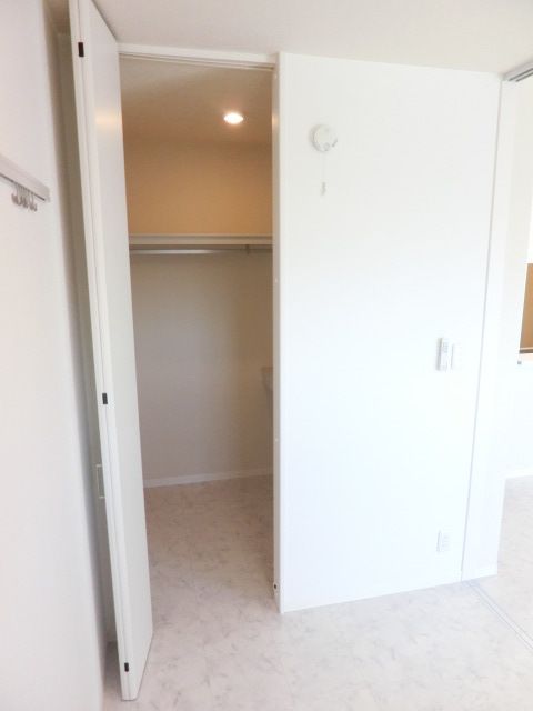 収納　奥行きのあるウォークインクローゼットです。