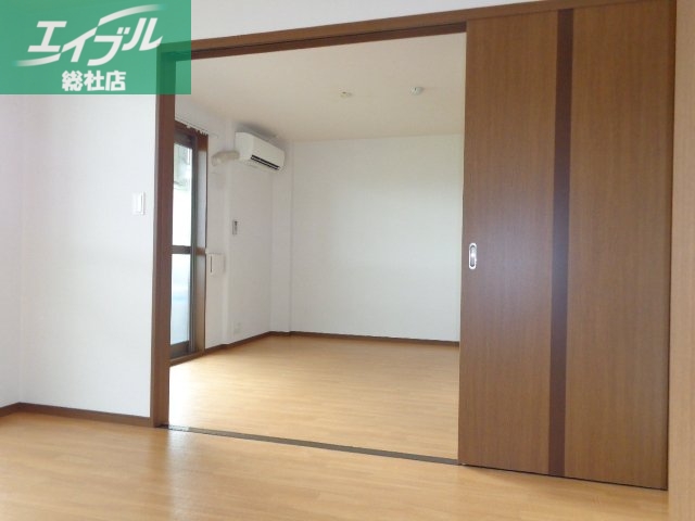 その他部屋・スペース　洋室からリビング