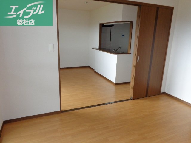 居室・リビング　洋室からリビング