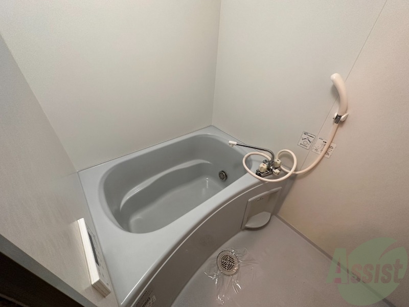 バス・シャワールーム　お風呂は広々としていて一日の疲れが癒せそうです。