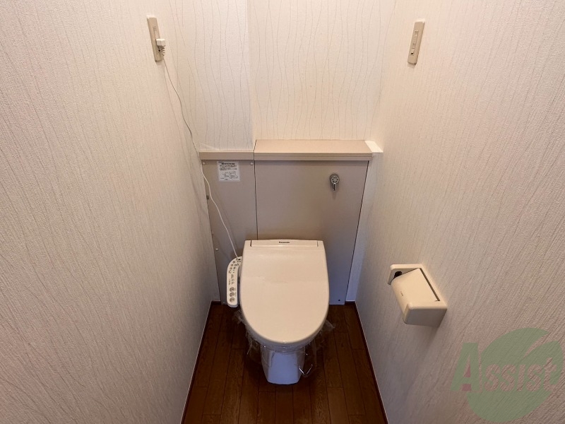 トイレ　トイレは嬉しい温水洗浄便座付きで快適に過ごせそうです。