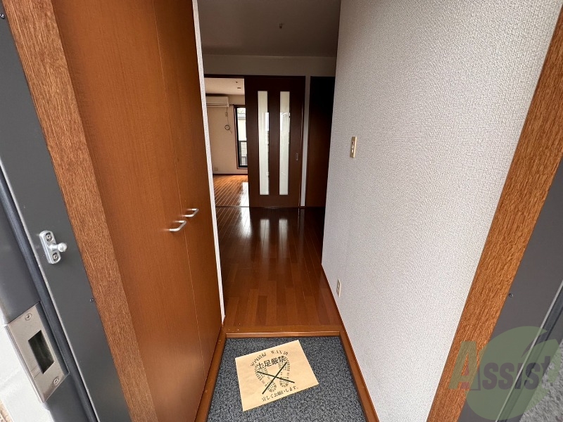 玄関　玄関からの様子になります。敷居が高くなく靴の着脱も安心です。