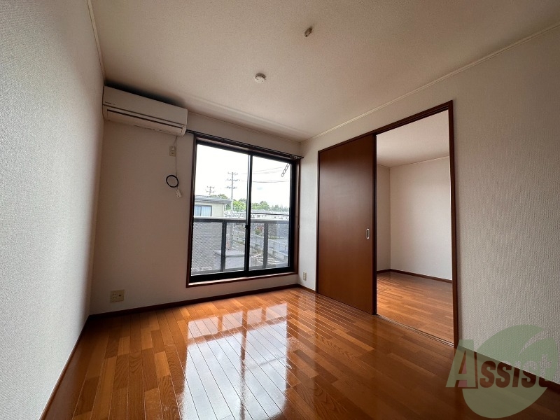 居室・リビング　こちら生活のメインとなる６帖の洋室になります。