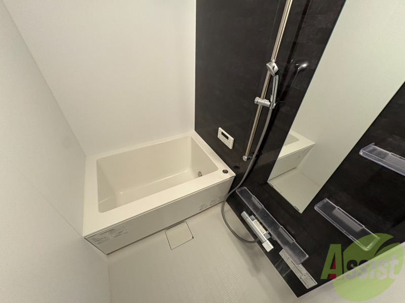 バス・シャワールーム　寝室には窓があるので、朝の目覚めが良さそうです。