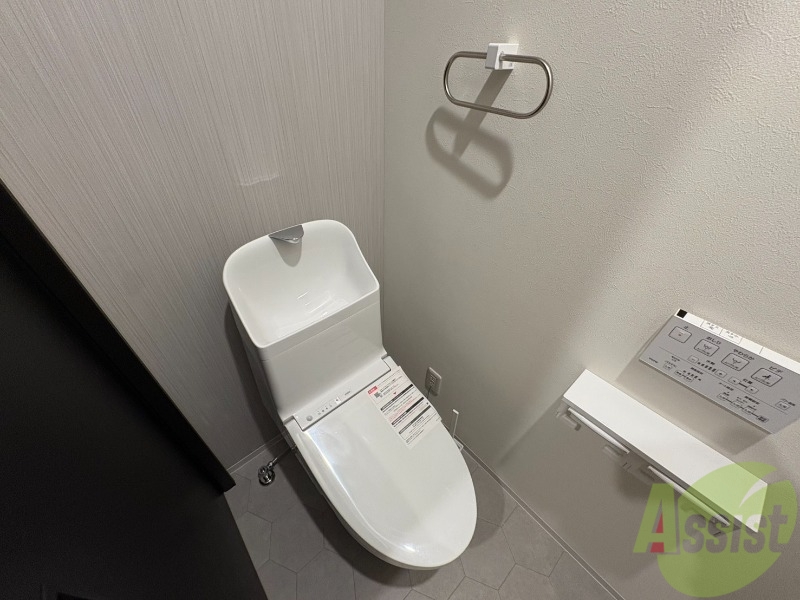 トイレ　トイレはこちらのウォシュレット付きになりますね。