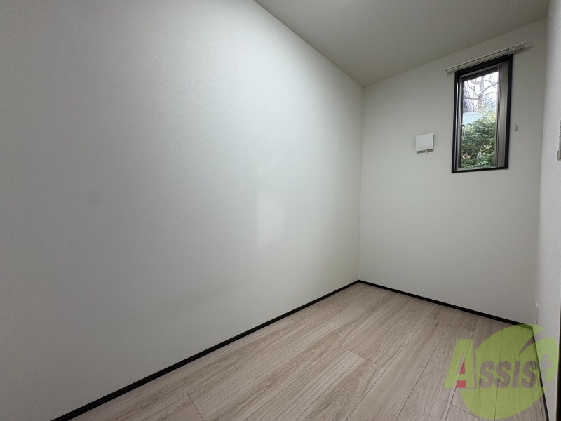 その他部屋・スペース　寝室には窓があるので、朝の目覚めが良さそうです。