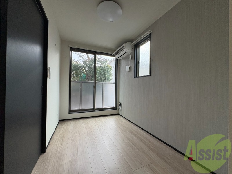 居室・リビング　南向きの大きめの窓から日差しがたっぷり入る明るいお部屋です。