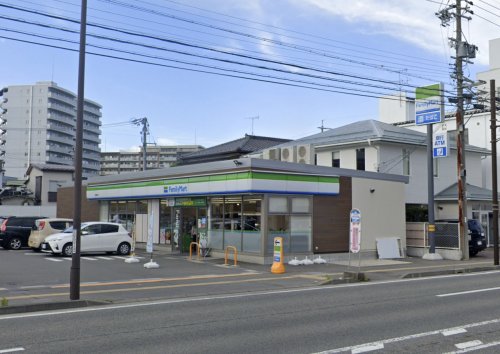コンビニ　ファミリーマート 長野居町店（コンビニ）まで108m