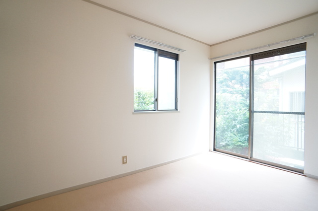 居室・リビング　２面採光なので、明るく風通しのよい過ごしやすいお部屋です♪