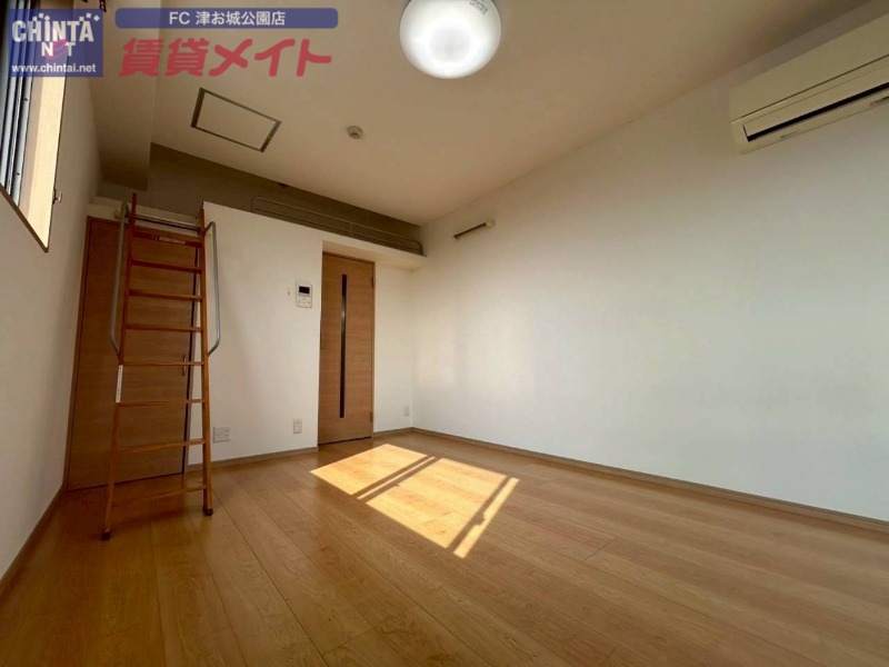 居室・リビング　同物件別部屋のお写真です。