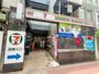 コンビニ　セブンイレブン本郷三丁目駅南店（コンビニ）まで180m