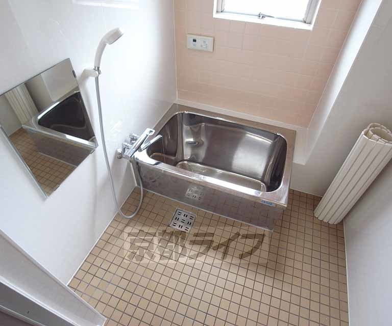 バス・シャワールーム　窓付きの広いタイルのお風呂。