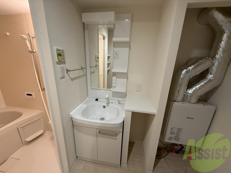 洗面設備　洗面台は独立洗面台です。毎日の身支度が楽しくなりますね。