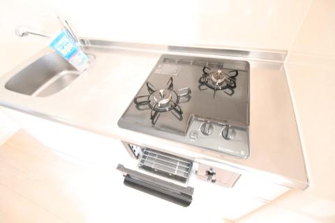 キッチン　ガスコンロとグリル付システムキッチン