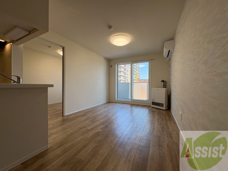 居室・リビング　木目のフローリングは落ち着きのある印象のお部屋になりますね。