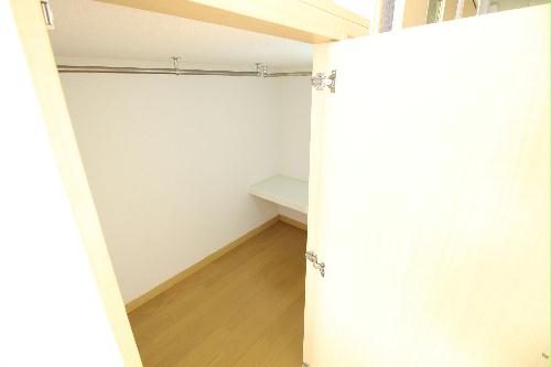 収納　ベッド下のスペースがウォークインクローゼットになっています☆