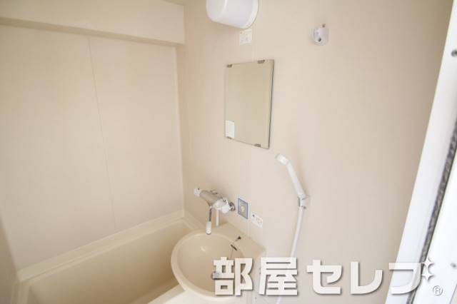 洗面設備　浴室内洗面。