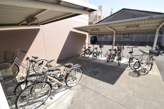 その他共有部分　屋根付きの駐輪場があるのは、嬉しいですね。