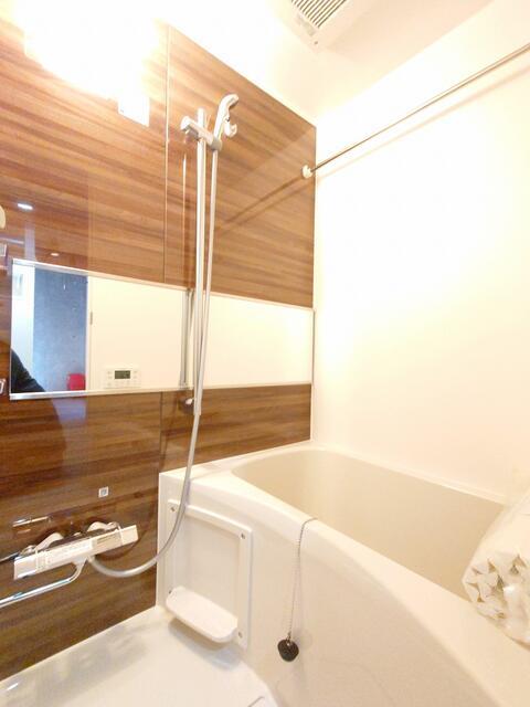 バス・シャワールーム　落ち着いた空間のお風呂です