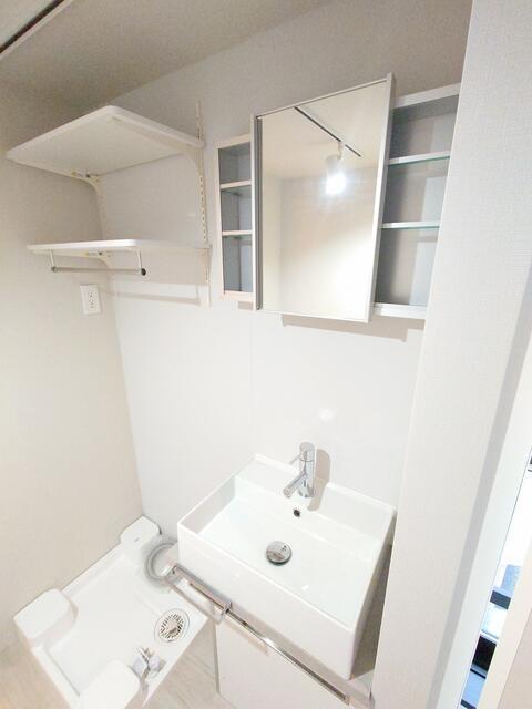 洗面設備　独立洗面台、朝の身支度には欠かせません