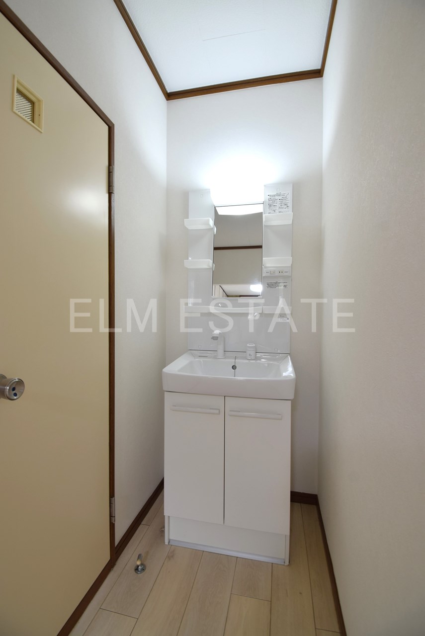 洗面設備　同一物件別部屋の写真になります。