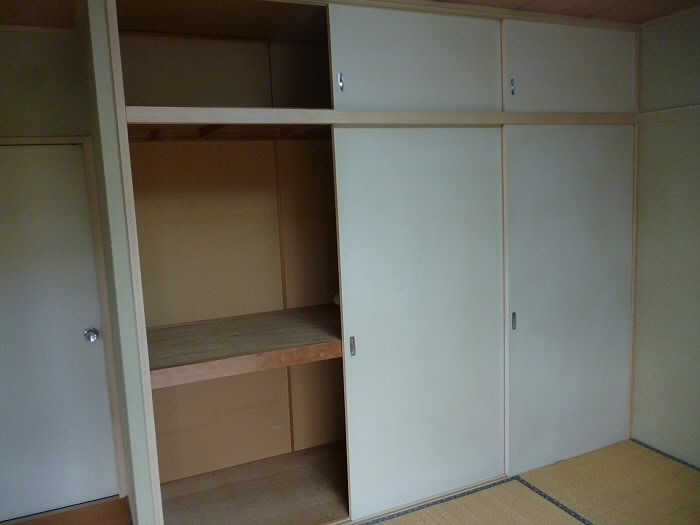 収納　１間半の押入れで天袋も付いてます♪