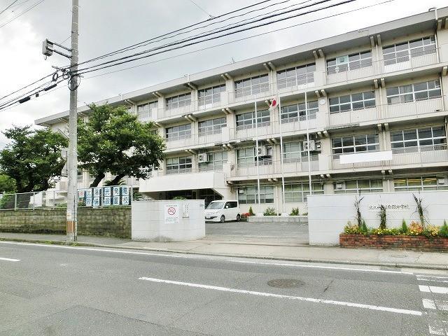 中学校　白銀中学校（中学校）まで390m