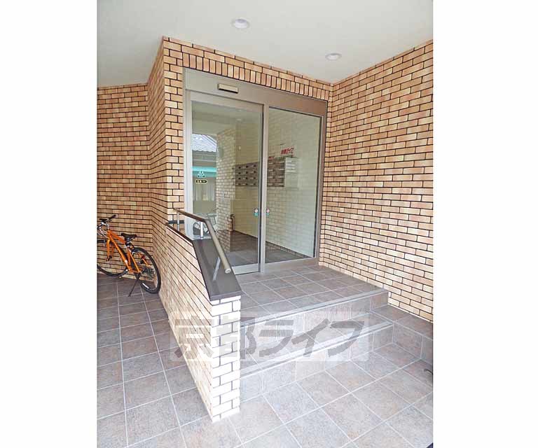 エントランス　広々としたエントランスです。