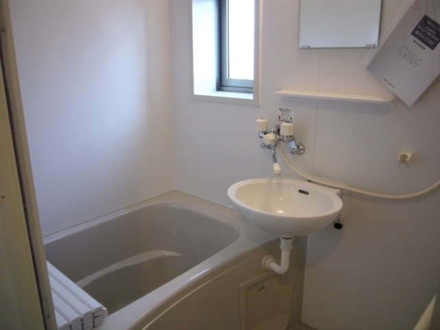 バス・シャワールーム　★窓付きの明るいバスです