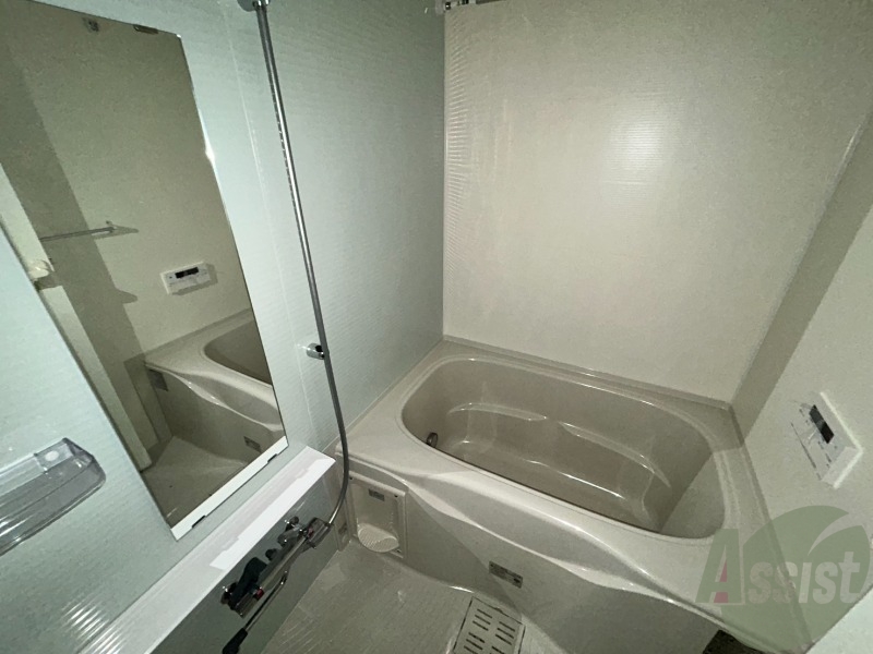 バス・シャワールーム　お風呂はゆったりと入るには充分な広さです。