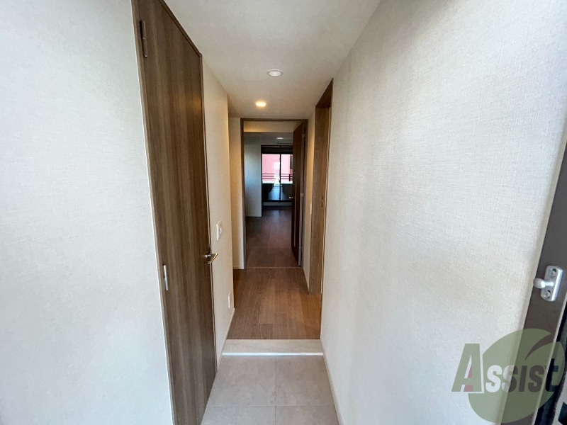 玄関　玄関は白を基調とした内装なので明るく感じることが出来ます。