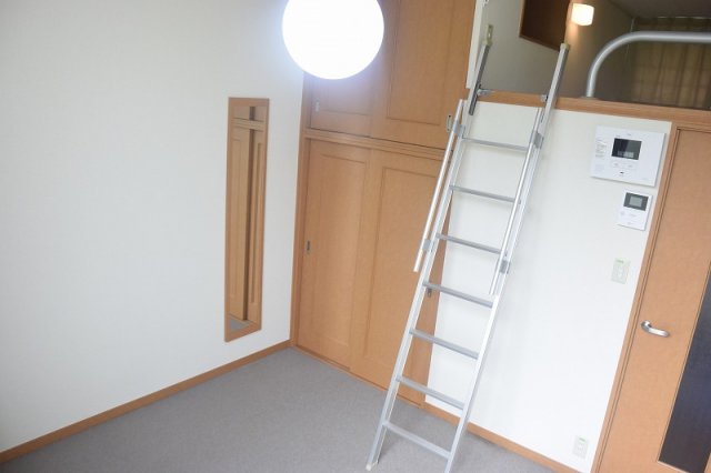 居室・リビング　ロフト付き物件です。収納としてもお使いいただけます！