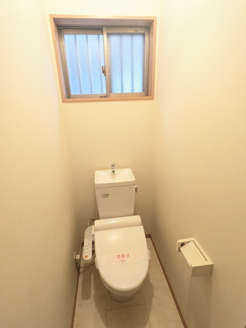 トイレ　嬉しい温水洗浄便座付き