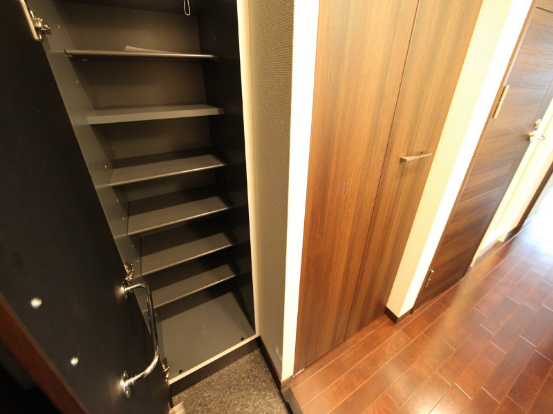 玄関　玄関　シューズボックス付（収納充実してます）