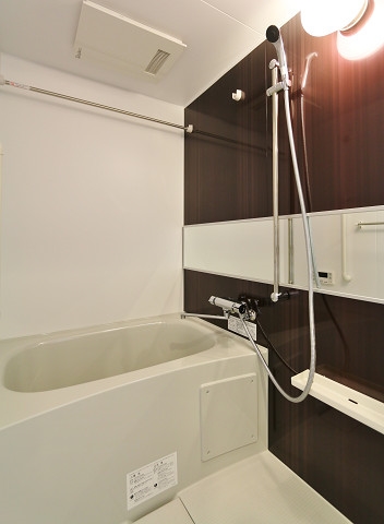 バス・シャワールーム　清潔感のあるお風呂です