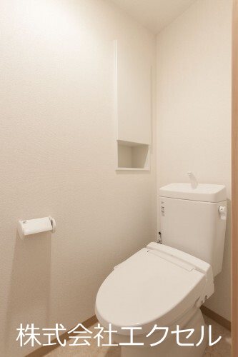 トイレ　温水洗浄便座付きのトイレです。