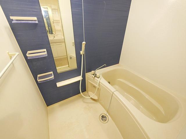 バス・シャワールーム　コンパクトで使いやすいお風呂です