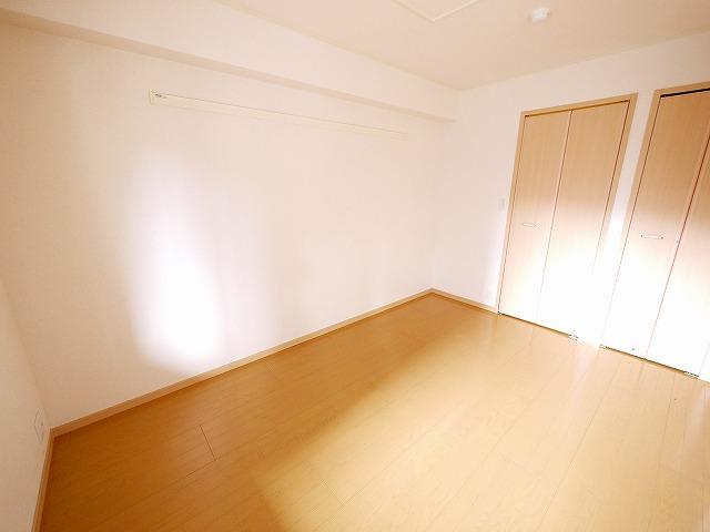 その他部屋・スペース　落ち着いた色調の寝室です