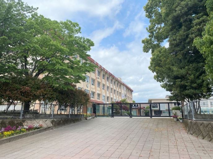 中学校　鹿児島市立西紫原中学校（中学校）まで647m