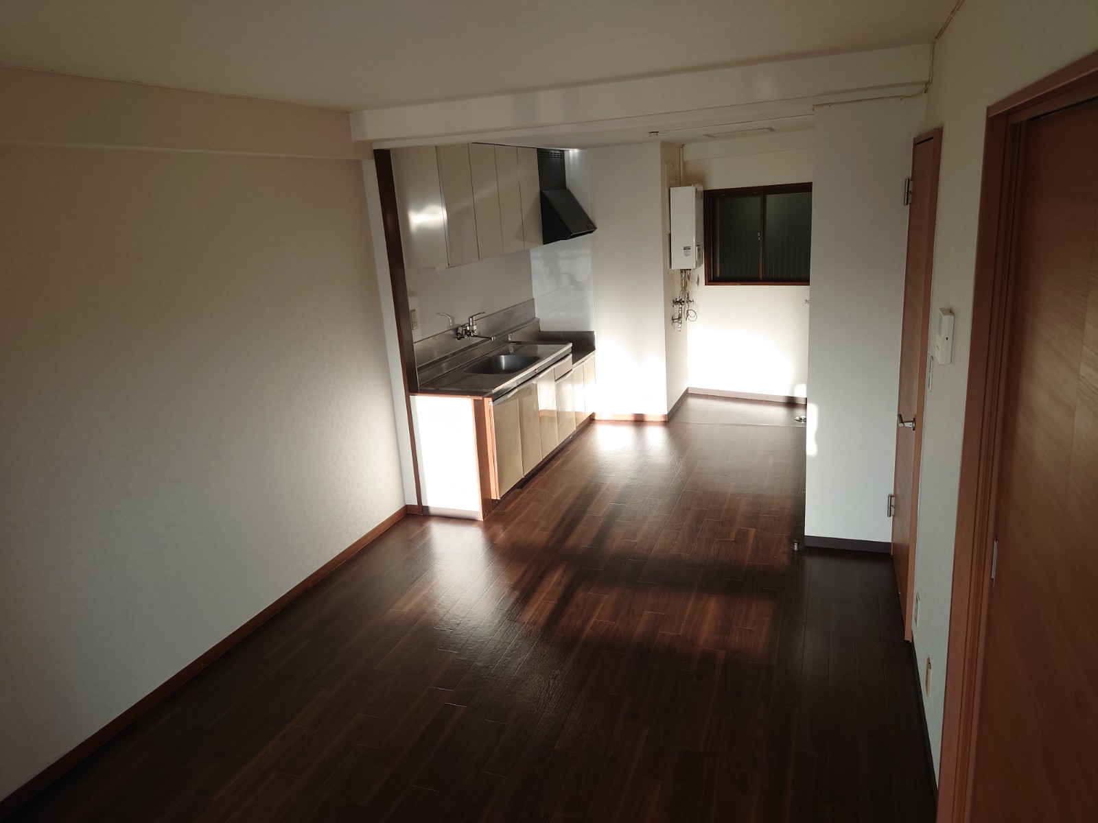 居室・リビング　15時頃の画像です。西向きなので陽が当たります。